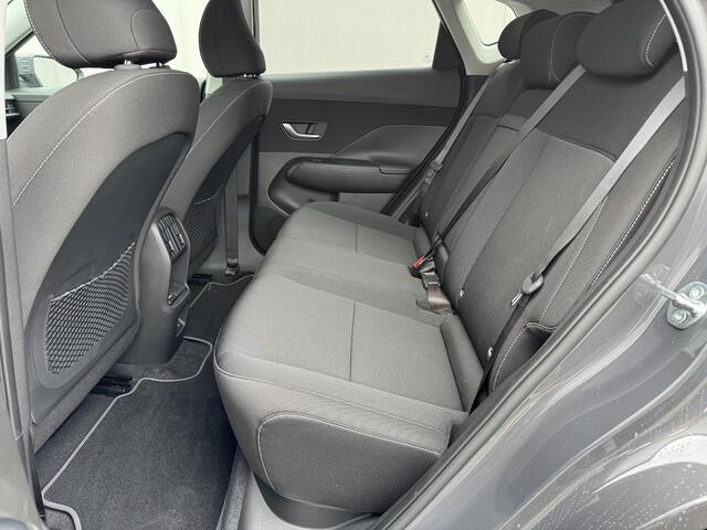 Hyundai Kona Electric Comfort Smart 65.4 kWh / Fabrieksgarantie tot 9-2030 / SOH 100% / Stuur- & Stoel verwarming / Achteruitrijcamera / Apple Carplay Android Auto / Keyless Entry/Start / Adaptief cruise control / Climate control /