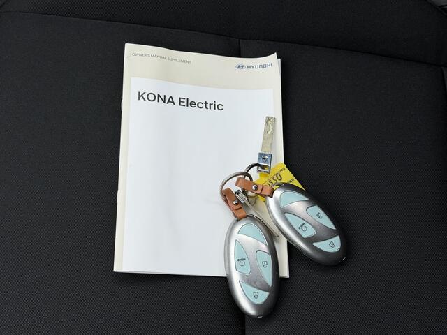 Hyundai Kona Electric Comfort Smart 48.4 kWh / SOH 100% / Fabrieksgarantie tot 2-2030 / Adaptieve Cruise / Navigatie / Camera / Stoel Verwarming / Stuurwiel Verwarming / Adaptieve Cruise /
