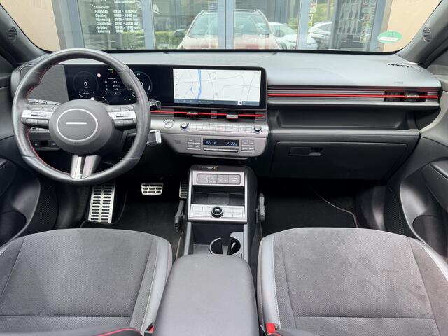 Hyundai Kona 1.6 GDI HEV N Line Sky / Trekhaak 1.300 KG / Schuif- & Kanteldak / BOSE Audio / 360 Camera / Memory Seat / Elek. Bedienbare Voorstoelen / Stoelverwarming Voor + Achter / Stoelverkoeling / Elek. Achterklep /