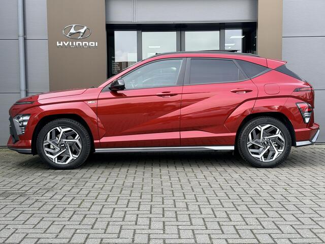 Hyundai Kona 1.6 GDI HEV N Line Sky / Trekhaak 1.300 KG / Schuif- & Kanteldak / BOSE Audio / 360 Camera / Memory Seat / Elek. Bedienbare Voorstoelen / Stoelverwarming Voor + Achter / Stoelverkoeling / Elek. Achterklep /