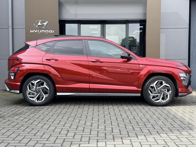 Hyundai Kona 1.6 GDI HEV N Line Sky / Trekhaak 1.300 KG / Schuif- & Kanteldak / BOSE Audio / 360 Camera / Memory Seat / Elek. Bedienbare Voorstoelen / Stoelverwarming Voor + Achter / Stoelverkoeling / Elek. Achterklep /