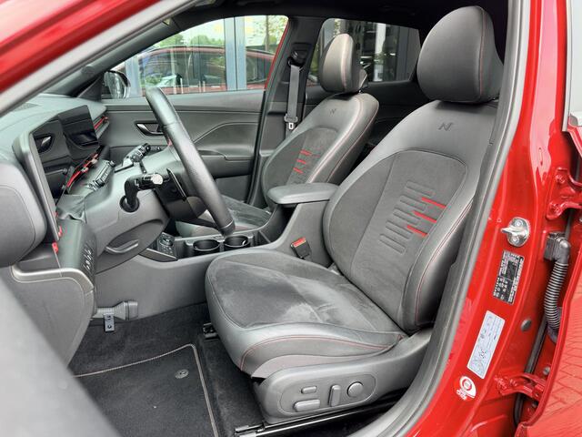 Hyundai Kona 1.6 GDI HEV N Line Sky / Trekhaak 1.300 KG / Schuif- & Kanteldak / BOSE Audio / 360 Camera / Memory Seat / Elek. Bedienbare Voorstoelen / Stoelverwarming Voor + Achter / Stoelverkoeling / Elek. Achterklep /