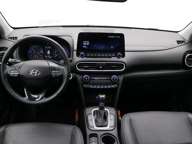 Hyundai Kona 1.6 GDI HEV Premium Automaat / Trekhaak / Lederen bekleding / HUD Display / Navigatie / Adaptieve Cruise Control / Elektrisch stoel voor / Stoel verwarming & koeling voor / NL Auto / Historie aanwezig /