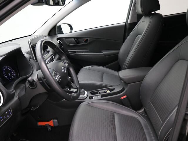 Hyundai Kona 1.6 GDI HEV Premium Automaat / Trekhaak / Lederen bekleding / HUD Display / Navigatie / Adaptieve Cruise Control / Elektrisch stoel voor / Stoel verwarming & koeling voor / NL Auto / Historie aanwezig /