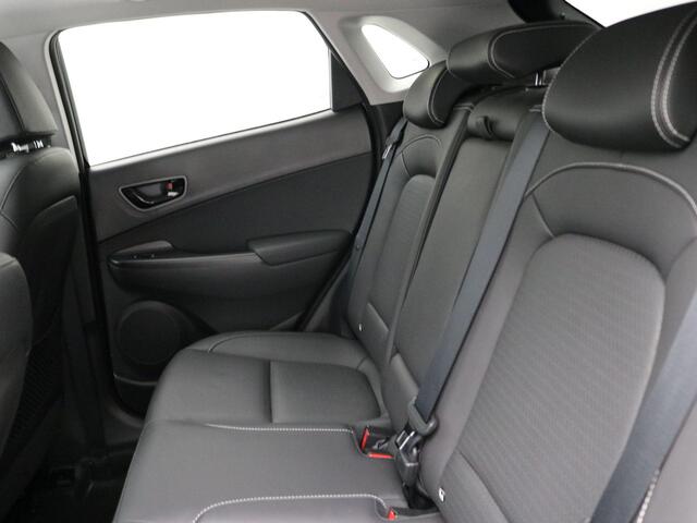 Hyundai Kona 1.6 GDI HEV Premium Automaat / Trekhaak / Lederen bekleding / HUD Display / Navigatie / Adaptieve Cruise Control / Elektrisch stoel voor / Stoel verwarming & koeling voor / NL Auto / Historie aanwezig /