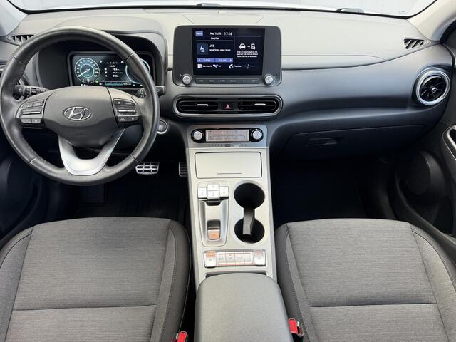 Hyundai Kona EV Comfort 39 kWh / Accu SOH 100% / 8 Jaar Batterijgarantie / Fabrieksgarantie tot 3-2027 / Dealer Onderhouden / 3 Fase Laden CCS Snelladen / Stoel & Stuurwiel Verwarming / Navigatie via Apple Carplay & Android Auto / Adaptieve Cruise / Keyless / DAB /