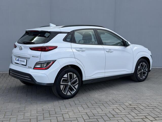 Hyundai Kona EV Comfort 39 kWh / Accu SOH 100% / 8 Jaar Batterijgarantie / Fabrieksgarantie tot 3-2027 / Dealer Onderhouden / 3 Fase Laden CCS Snelladen / Stoel & Stuurwiel Verwarming / Navigatie via Apple Carplay & Android Auto / Adaptieve Cruise / Keyless / DAB /