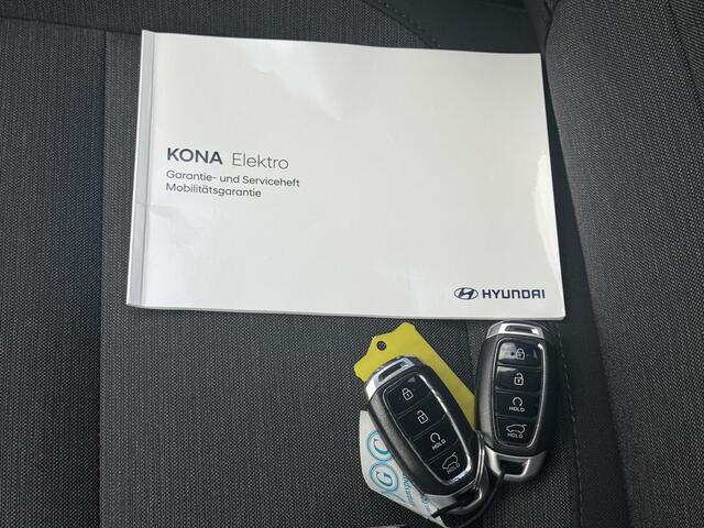 Hyundai Kona EV Comfort 39 kWh / Accu SOH 100% / 8 Jaar Batterijgarantie / Fabrieksgarantie tot 3-2027 / Dealer Onderhouden / 3 Fase Laden CCS Snelladen / Stoel & Stuurwiel Verwarming / Navigatie via Apple Carplay & Android Auto / Adaptieve Cruise / Keyless / DAB /