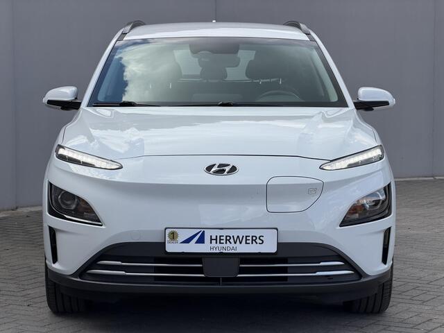 Hyundai Kona EV Comfort 39 kWh / Accu SOH 100% / 8 Jaar Batterijgarantie / Fabrieksgarantie tot 3-2027 / Dealer Onderhouden / 3 Fase Laden CCS Snelladen / Stoel & Stuurwiel Verwarming / Navigatie via Apple Carplay & Android Auto / Adaptieve Cruise / Keyless / DAB /