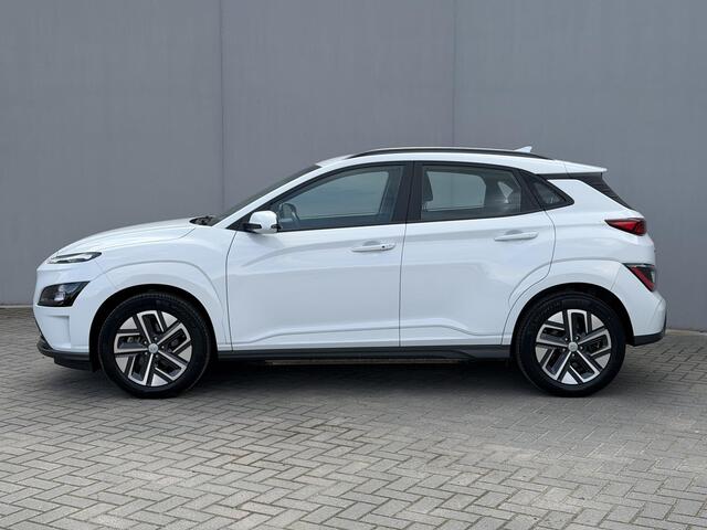 Hyundai Kona EV Comfort 39 kWh / Accu SOH 100% / 8 Jaar Batterijgarantie / Fabrieksgarantie tot 3-2027 / Dealer Onderhouden / 3 Fase Laden CCS Snelladen / Stoel & Stuurwiel Verwarming / Navigatie via Apple Carplay & Android Auto / Adaptieve Cruise / Keyless / DAB /