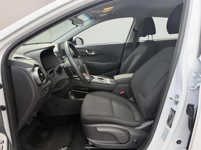 Hyundai Kona EV Comfort 39 kWh / Accu SOH 100% / 8 Jaar Batterijgarantie / Fabrieksgarantie tot 3-2027 / Dealer Onderhouden / 3 Fase Laden CCS Snelladen / Stoel & Stuurwiel Verwarming / Navigatie via Apple Carplay & Android Auto / Adaptieve Cruise / Keyless / DAB /