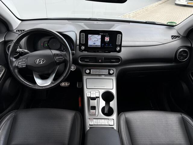 Hyundai Kona EV Premium 64 kWh / SOH 99,7% / Stoelverwarming en verkoeling / Airco / Apple CarPlay/Android Auto / Cruise Control / Navigatie /