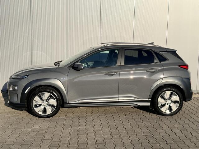 Hyundai Kona EV Premium 64 kWh / SOH 99,7% / Stoelverwarming en verkoeling / Airco / Apple CarPlay/Android Auto / Cruise Control / Navigatie /