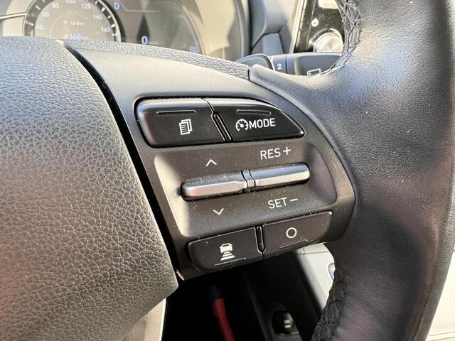 Hyundai Kona EV Premium 64 kWh / SOH 99,7% / Stoelverwarming en verkoeling / Airco / Apple CarPlay/Android Auto / Cruise Control / Navigatie /
