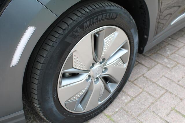 Hyundai Kona EV Premium 64 kWh | Trekhaak | Leder | Stoelverwarming/Koeling | Krell |