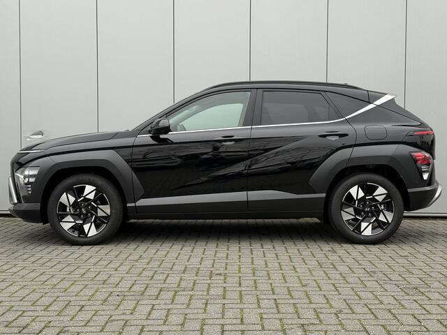 Hyundai Kona 1.6 GDI HEV Premium / ¤ 4.000,- Voordeel Op Nieuw Prijs / Rijklaarprijs / Direct Leverbaar / Modeljaar 2026 / Navigatie / 18" LMV / Adaptieve Cruise Control / Parkeersensoren voor en achter / Stoelverkoeling / Stuurverwarming /