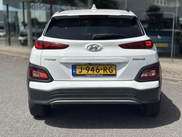 Hyundai Kona EV Premium 64 kWh | SOH: 97,6% | 3 Fase | Full Options | NAP | Leder | Stoelkoeling & Verwarming | LED | Blind-spot | Lage Km-stand! |