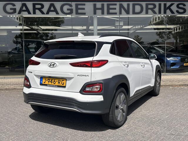 Hyundai Kona EV Premium 64 kWh | SOH: 97,6% | 3 Fase | Full Options | NAP | Leder | Stoelkoeling & Verwarming | LED | Blind-spot | Lage Km-stand! |