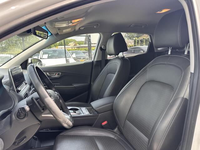 Hyundai Kona EV Premium 64 kWh | SOH: 97,6% | 3 Fase | Full Options | NAP | Leder | Stoelkoeling & Verwarming | LED | Blind-spot | Lage Km-stand! |