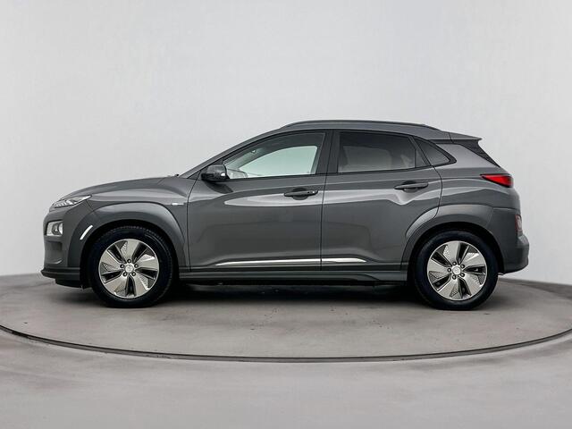 Hyundai Kona EV Premium 64 kWh | SOH 95.2% | Trekhaak fietsendrager | Stoelverwarming & verkoeling | Achteruitrij camera |