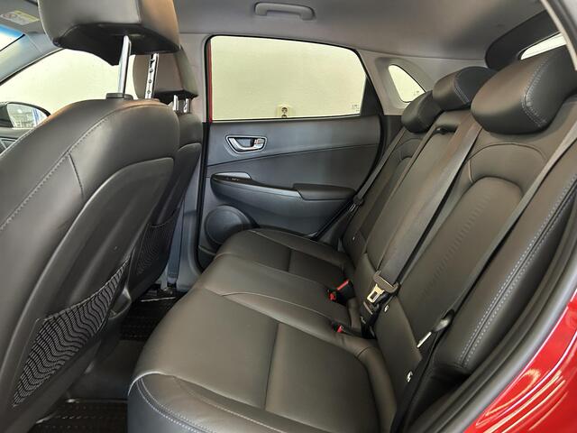 Hyundai Kona EV Premium 64 kWh | SOH 96% | HUD | Leder | Stoelverwarming | Trekhaak | 3-FASE