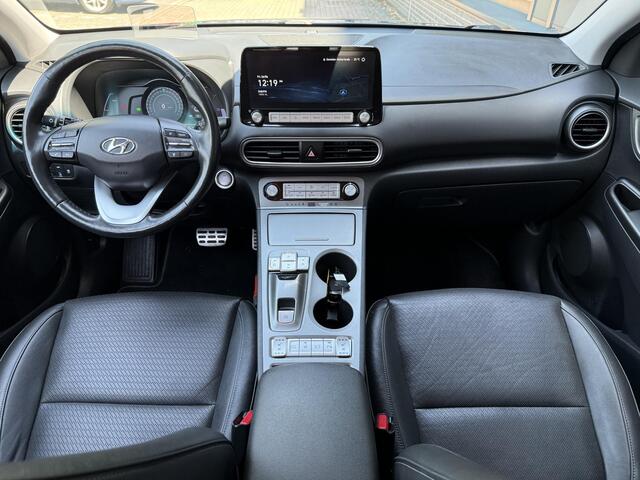Hyundai Kona EV Limited 64 kWh / Dealer Onderhouden / Origineel Nederlands / SOH 100% / Lederen Bekleding / Elektrisch Vertelbare Stoelen / Navigatie + Apple Carplay & Android Auto / Stoelverwarming & Verkoeling / Warmtepomp / 3 Fase /