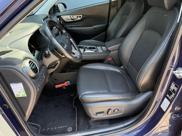 Hyundai Kona EV Limited 64 kWh / Dealer Onderhouden / Origineel Nederlands / SOH 100% / Lederen Bekleding / Elektrisch Vertelbare Stoelen / Navigatie + Apple Carplay & Android Auto / Stoelverwarming & Verkoeling / Warmtepomp / 3 Fase /