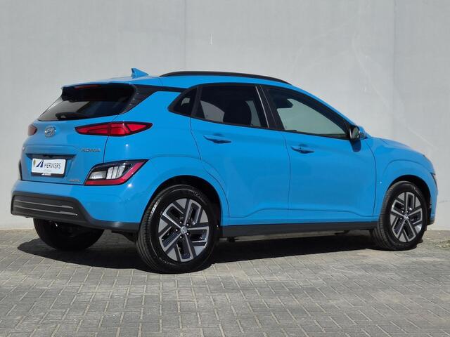 Hyundai Kona EV Comfort Smart 39 kWh / SOH 100% / Fabrieksgarantie tot 04-2027 / Dealer onderhouden / CCS snellader / Navigatie / Warmtepomp / Apple Carplay Android / WLTP bereik 305 km bereik stad 435 km / Stuur- & Stoelverwarming / Achteruitrijcamera / Draadloze tel