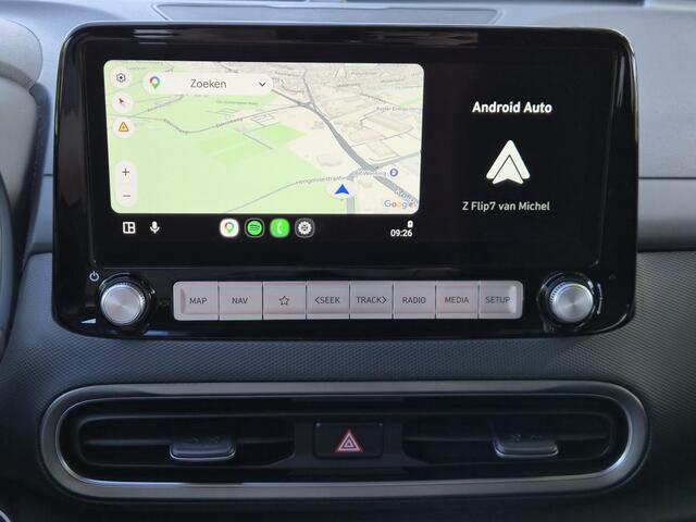 Hyundai Kona EV Comfort Smart 39 kWh / SOH 100% / Fabrieksgarantie tot 04-2027 / Dealer onderhouden / CCS snellader / Navigatie / Warmtepomp / Apple Carplay Android / WLTP bereik 305 km bereik stad 435 km / Stuur- & Stoelverwarming / Achteruitrijcamera / Draadloze tel
