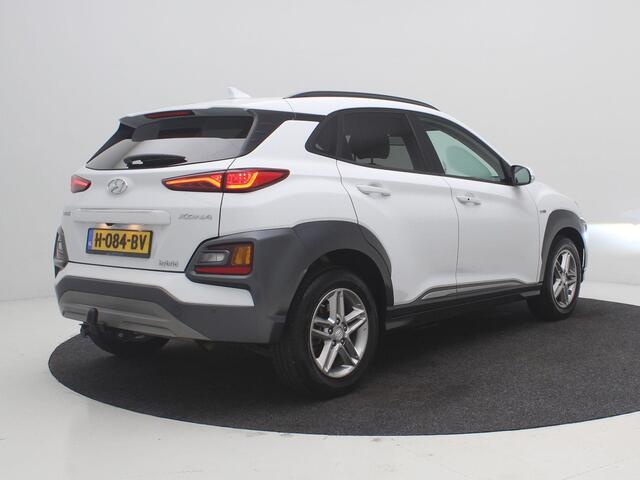 Hyundai Kona 1.6 GDI HEV Premium / Trekhaak / Lederen bekleding / HUD Display / Navigatie / Adaptieve Cruise Control / Elektrisch stoel voor / Stoel verwarming & koeling voor / NL Auto / Dealeronderhouden/