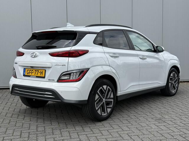 Hyundai Kona EV Premium 64 kWh / Lederen bekleding / Adaptieve cruise control / Dodehoekdetectie / Led Koplampen / Stoelverwarming / HUD /