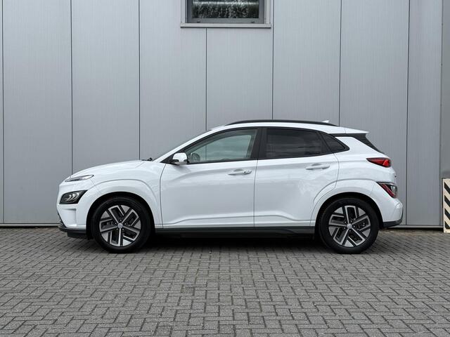 Hyundai Kona EV Premium 64 kWh / Lederen bekleding / Adaptieve cruise control / Dodehoekdetectie / Led Koplampen / Stoelverwarming / HUD /