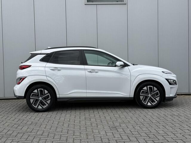Hyundai Kona EV Premium 64 kWh / Lederen bekleding / Adaptieve cruise control / Dodehoekdetectie / Led Koplampen / Stoelverwarming / HUD /