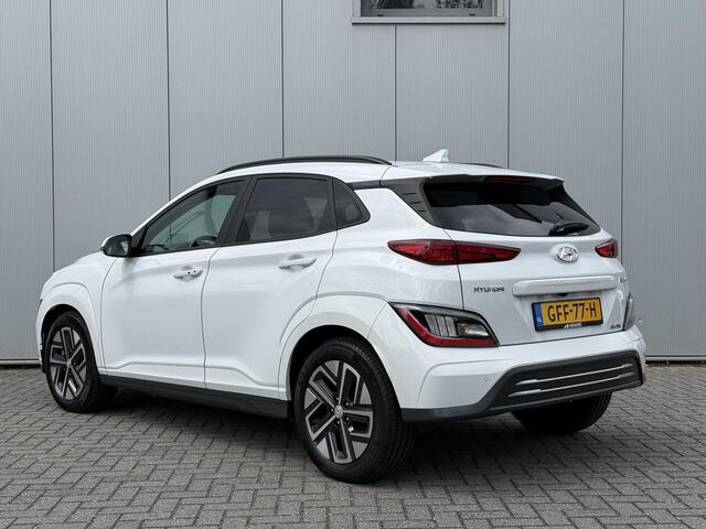 Hyundai Kona EV Premium 64 kWh / Lederen bekleding / Adaptieve cruise control / Dodehoekdetectie / Led Koplampen / Stoelverwarming / HUD /