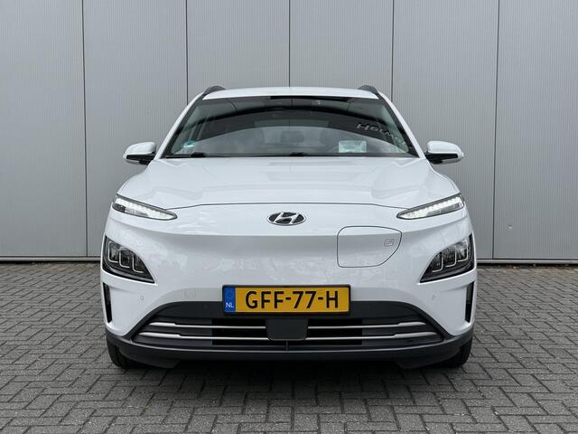 Hyundai Kona EV Premium 64 kWh / Lederen bekleding / Adaptieve cruise control / Dodehoekdetectie / Led Koplampen / Stoelverwarming / HUD /