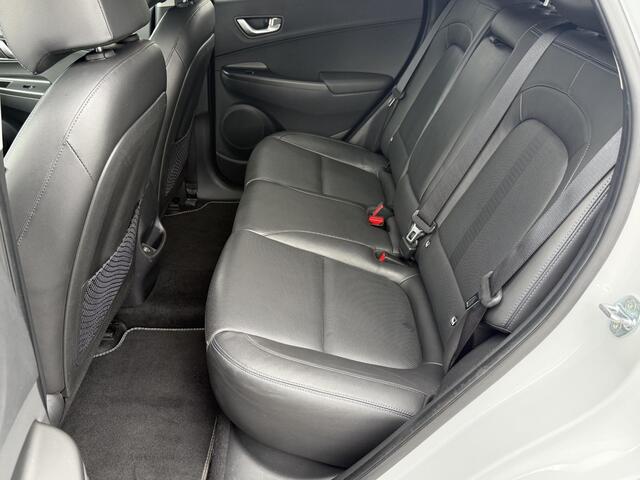 Hyundai Kona EV Premium 64 kWh / Lederen bekleding / Adaptieve cruise control / Dodehoekdetectie / Led Koplampen / Stoelverwarming / HUD /