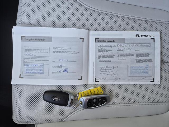 Hyundai SANTA FE 1.6 T-GDI PHEV Plug-in Premium Plus Automaat / HUD / Apple Carplay Android Auto / Stuur-, Stoel en Achterbankverwarming / Rondomzicht camera / Trekgewicht 1350 kg / Adaptief CC / Stoelventilatie /