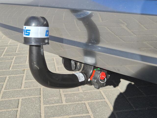 Hyundai SANTA FE 1.6 T-GDI PHEV Plug-in Premium Plus Sky Automaat / HUD / Trekhaak afneembaar / Glazen schuif- en kanteldak / Trekgewicht 1350 kg / Rondomzicht camera / Stuur-, Stoel en Achterbankverwarming / Elektrische achterklep /