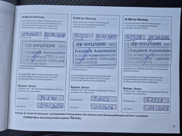 Hyundai SANTA FE 1.6 T-GDI PHEV Plug-in Premium Plus Sky Automaat / HUD / Trekhaak afneembaar / Glazen schuif- en kanteldak / Trekgewicht 1350 kg / Rondomzicht camera / Stuur-, Stoel en Achterbankverwarming / Elektrische achterklep /