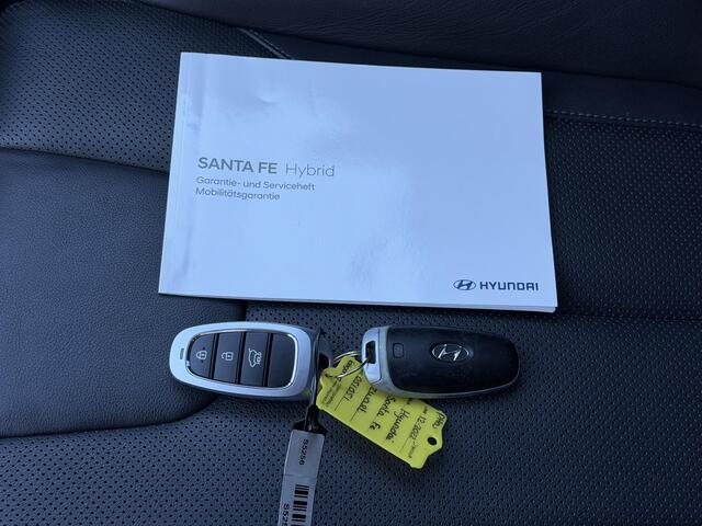 Hyundai SANTA FE 1.6 T-GDI PHEV Premium Automaat / Fabrieksgarantie tot 12-2027 / Dealer Onderhouden / HUD / Lederen Bekleding / Dodehoek Detectie / Elektr. Stoelen met Memory / Stoel & Stuurwiel Verwarming / Stoel Ventilatie / Adaptieve Cruise Control / 360 Camera / Acht