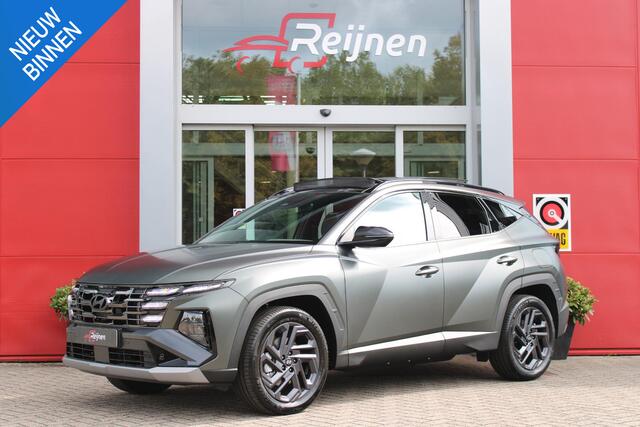 Hyundai TUCSON 1.6 T-GDI PHEV 252PK 20TH ANNIVERSARY+ SKY *NIEUW* | PANORAMISCH SCHUIF/KANTELDAK | STUUR / STOELVERWARMING | FULL LED KOPLAMPEN | |HALF ALCANTARA / LEDER 20TH ANNIVERSARY DESIGN MET GROENE STIKSELS | NAVIGATIE | ADAPTIVE CRUISE CONTROL | DRAADLOOS APPLE 