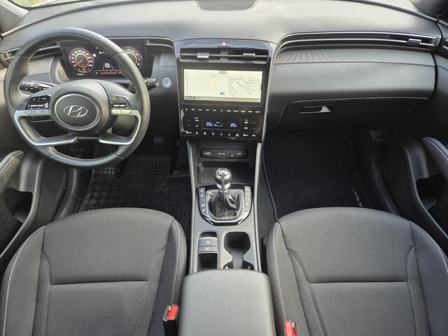 Hyundai TUCSON 1.6 T-GDI MHEV Comfort Smart Handgeschakeld / Trekgewicht 1650 kg / Allseason banden / Apple Carplay Android Auto / 19" Premium Wielen / Stuur-, en Stoelverwarming / Achteruitrijcamera / Keyless Entry/Start / Cruise control /