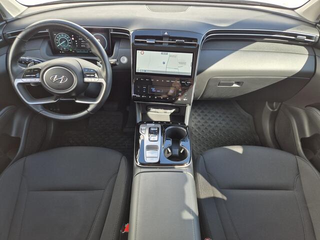 Hyundai TUCSON 1.6 T-GDI PHEV Comfort Smart 4WD Automaat / Accu SoH 100% / Trekhaak / 1350KG Trekgewicht / Navigatie / Achteruitrijcamera / Apple Carplay Android Auto / Stuur- en Stoelverwarming / Adaptief cruise control / Dealer onderhouden /