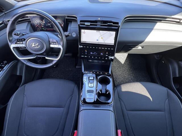 Hyundai TUCSON 1.6 T-GDI HEV 230pk Comfort Smart automaat / Fabrieksgarantie tot 07-2029 / 1650kg Trekgewicht / Dealer onderhouden / 1e eigenaar / Navigatie / Adaptieve CC / Stuur- en stoelverwarming / 19" LM + All Season banden /