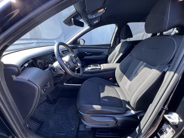 Hyundai TUCSON 1.6 T-GDI HEV 230pk Comfort Smart automaat / Fabrieksgarantie tot 07-2029 / 1650kg Trekgewicht / Dealer onderhouden / 1e eigenaar / Navigatie / Adaptieve CC / Stuur- en stoelverwarming / 19" LM + All Season banden /