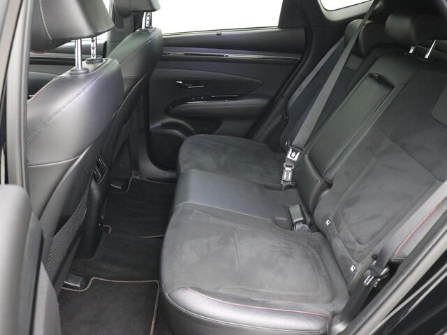 Hyundai TUCSON 1.6 T-GDI PHEV N Line Sky 4WD / Trekhaak / All Seasonbanden / Stoelverwarming & Stoelkoeling voor / Blindspot camera / SoH 100% / GROOT Glazen schuif-kanteldak / Parkeersensoren voor & achter / Historie aanwezig /