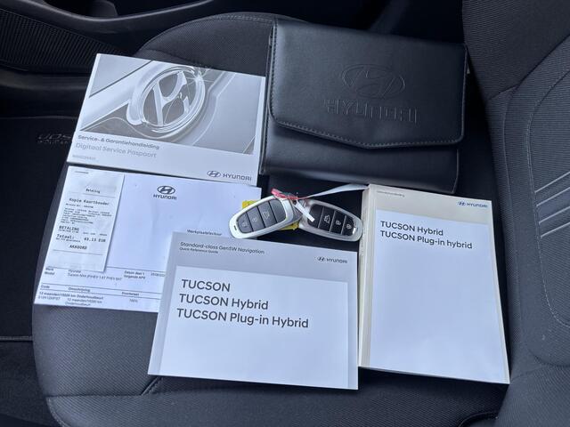 Hyundai TUCSON 1.6 T-GDI PHEV Comfort Smart 4WD Automaat / Elektrische Achterklep / Org. NL / Fabrieksgarantie tot 06-2029 / Achteruitrijcamera / Stuur- en Stoelverwarming / 1.350 kg Trekgewicht / Climate Control / Adaptieve Cruise Control / Apple Carplay & Android Aut
