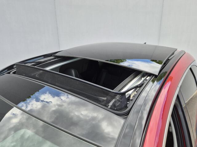 Hyundai TUCSON 1.6 T-GDI PHEV Premium Sky 4WD / Dealer onderhouden / Fabrieksgarantie tot 03-2027 / Trekgewicht 1350 kg / Trekhaak afneembaar / Glazen schuif- en kanteldak / Elektrische achterklep / Stuur- Stoel & Achterbankverwarming / Stoelventilatie / Adaptief cruise