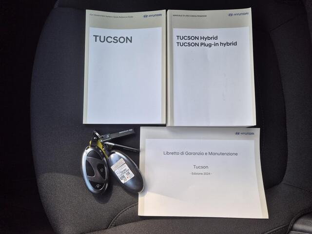 Hyundai TUCSON 1.6 T-GDI PHEV Comfort Smart 4WD / Facelift Model / Fabrieksgarantie tot 09-2029 / Apple Carplay Android Auto / Stuur- & Stoelverwarming / Head Up Display / Trekgewicht 1210 kg / Elektrische achterklep / Achteruitrijcamera / Keyless Entry/Start / Adaptief