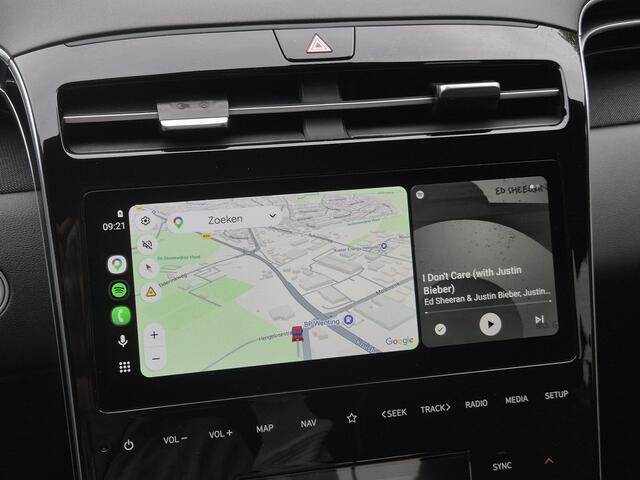 Hyundai TUCSON 1.6 T-GDI PHEV Comfort 4WD / Fabrieksgarantie tot 02-2027 / Dealer onderhouden / Stuur- & Stoelverwarming / Trekgewicht 1350 kg / Achteruitrijcamera / Adaptief cruise control / Apple Carplay Android Auto / Draadloze telefoon lader / Keyless Entry/Start /
